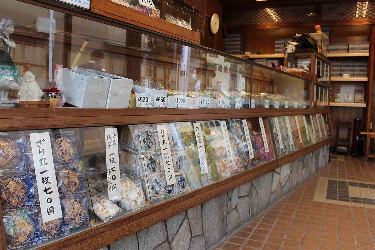 約60種類の米菓がずらり。