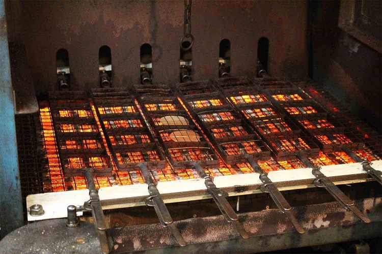 煎餅を焼く様子を拝見。作業場は大変な暑さだ。