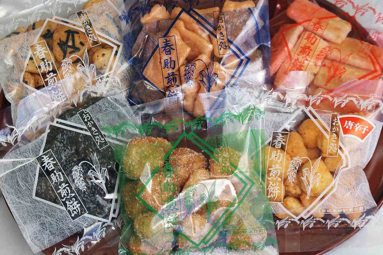 上から時計回りに「いかえび」、「えび丹」、「唐辛子」、「ざらめ」、「黒ごま」、「のりハート」一袋各110円。