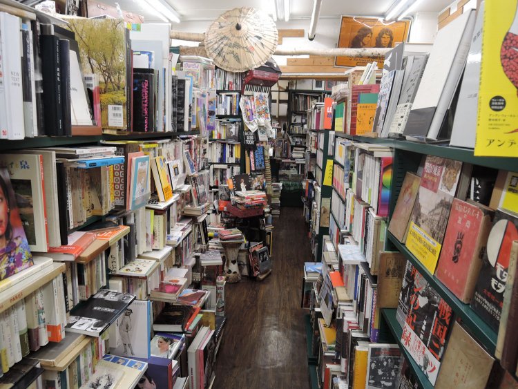 店の奥行き。「店主と顔を合わせずにゆっくり見てもらえるよう、レジカウンターはいちばん奥にしてます」