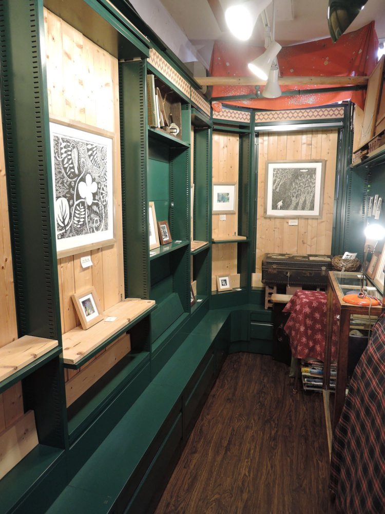 ギャラリー併設の古書店としてクリエイターにも大人気。