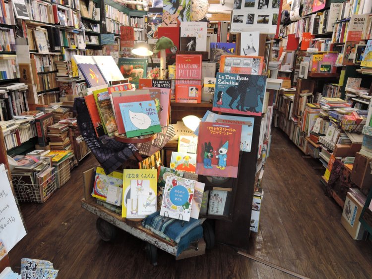 絵本が置いてあることが一目でわかるように、表紙を見せている。