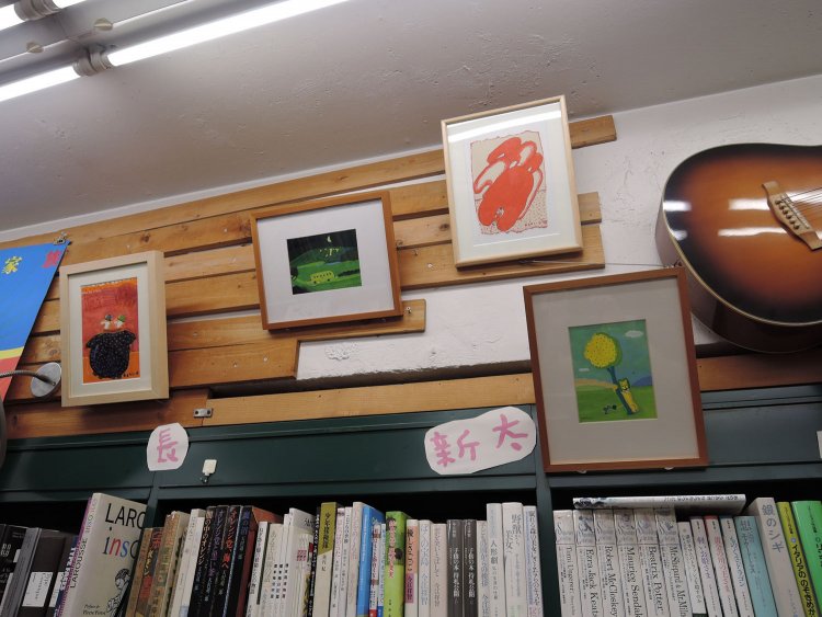 壁にあえて板を打ち付け、こうして絵を飾ったり。こちらは長新太さんの作品群。