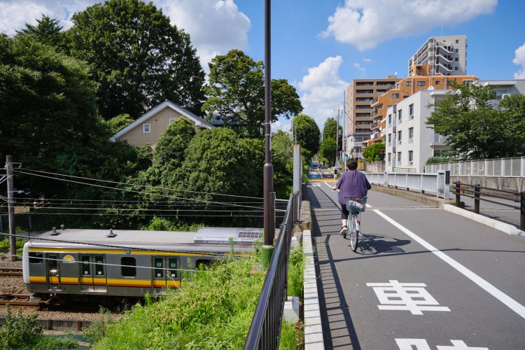 南武線を越える高架橋は、歩道用の橋（みょうらい橋）に架け替えられた。