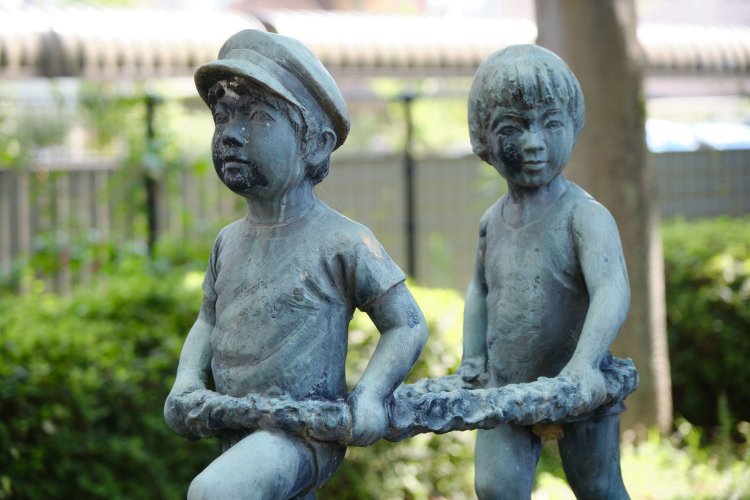 東京競馬場前駅の跡地に置かれたモニュメント「電車ごっこ」。