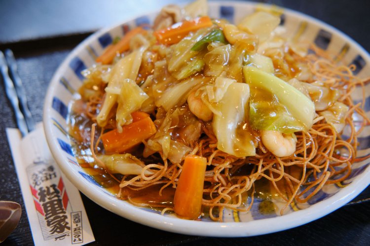 揚げそばに野菜たっぷりの和風あんかけがのる皿里麺1080円。