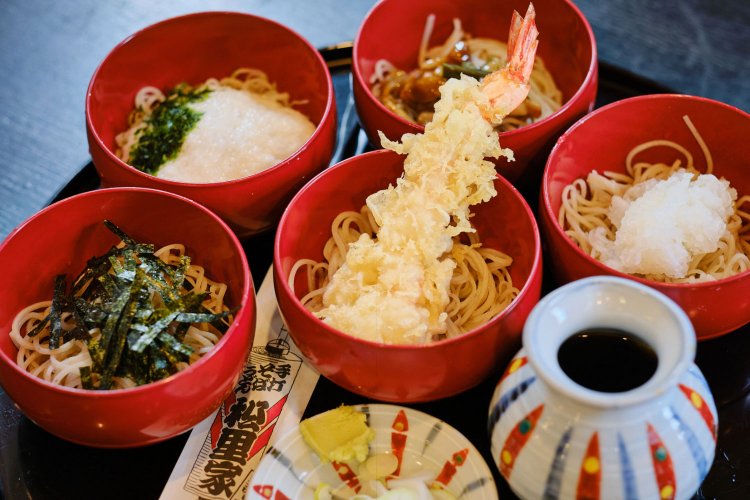 海老天や山菜など5つの味が楽しめる五人ばやし1500円。