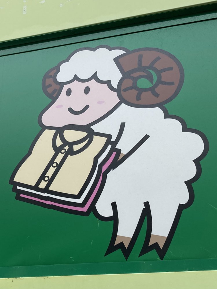 ラフに描かれたヒツジ。こちらのチェーン店は1959年創業というから、結構古いキャラなのかも知れない（調布）。