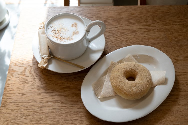 黒糖の甘さとしょうががきいた黒糖生姜カフェラテは690円。粉の味を楽しみたいプレーンのドーナツは230円。