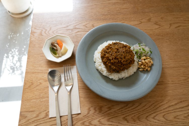 ドライキーマカレーは1200円。10種のスパイスや自家製味噌が隠し味。付け合わせの豆やピクルスの内容は時期によって変わる。