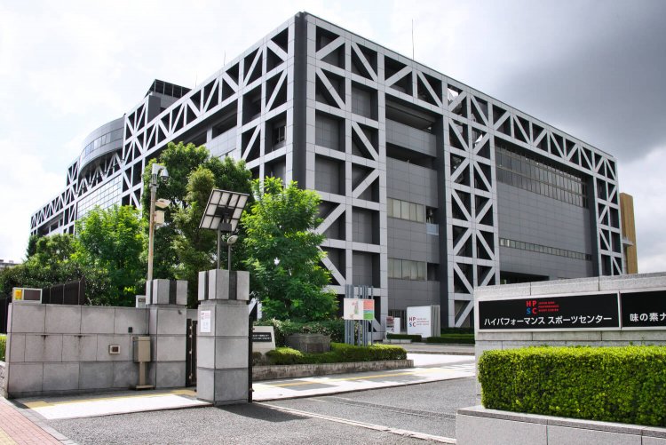 スポーツ科学研究施設やスポーツクリニックなどがあるJISSの建物。横に味の素NTCウエストが。