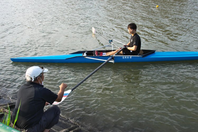 1964年大会会場だった戸田漕艇場で、埼玉ボート協会理事長 和田卓さんの指導を受けるプラチナ・ジュニア。