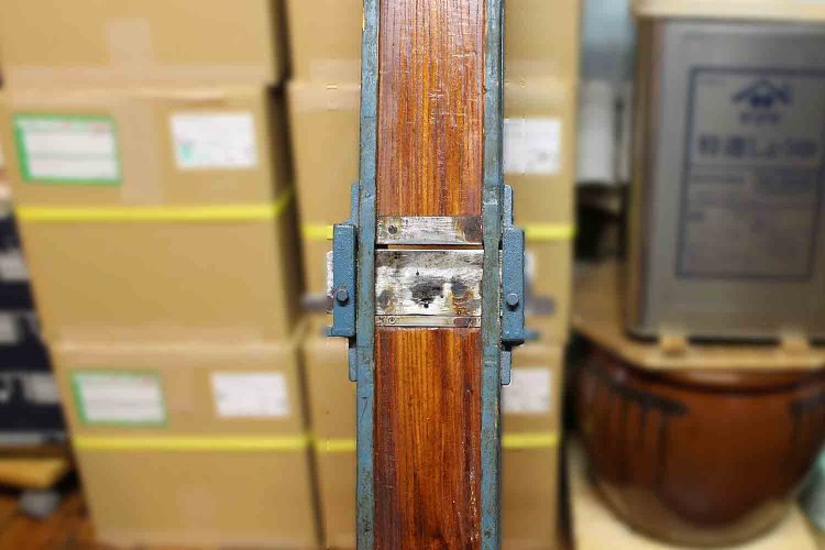 創業以来使う手カンナ。鰹節を削るのと同じ要領で餅を削る。