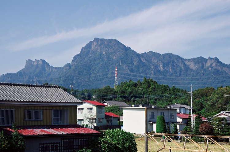 松井田駅を出ると見えるギザギザ頭の妙義山。中央が白雲山。