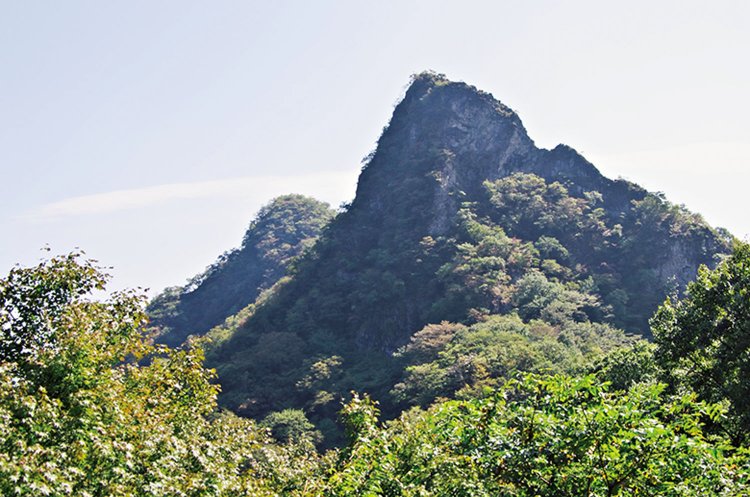 一本杉から見た筆頭岩。昔、ウエストンがザイルで登った岩で、現在、登攀は禁止されている。