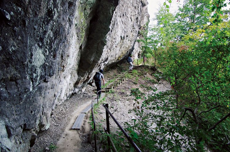大砲岩分岐の先では岩を削って作られた道を行く。わざわざ削らなくてもいいんじゃないか。