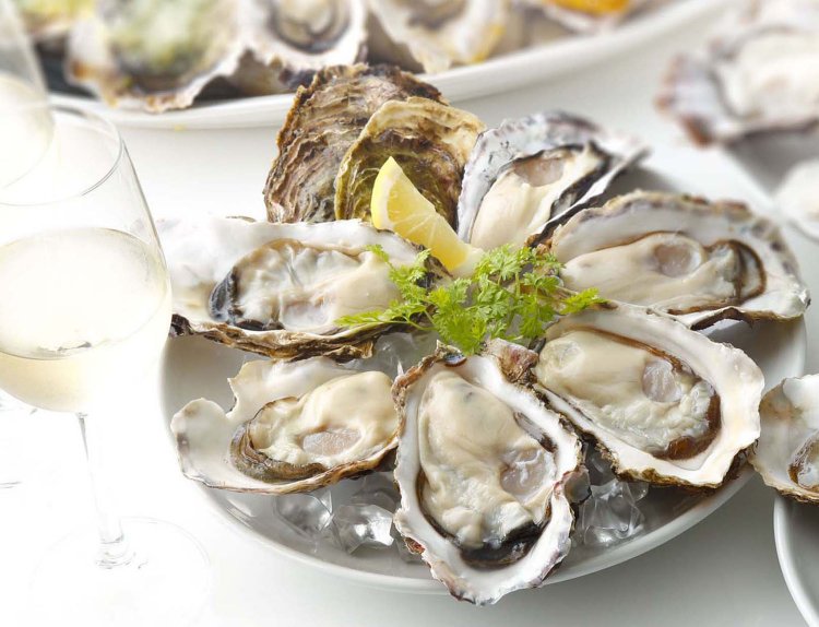 生牡蠣の6ピースプレート3424円～。