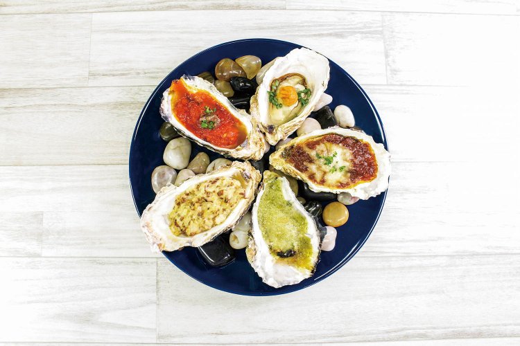 焼き牡蠣全種盛り合わせ2189円。