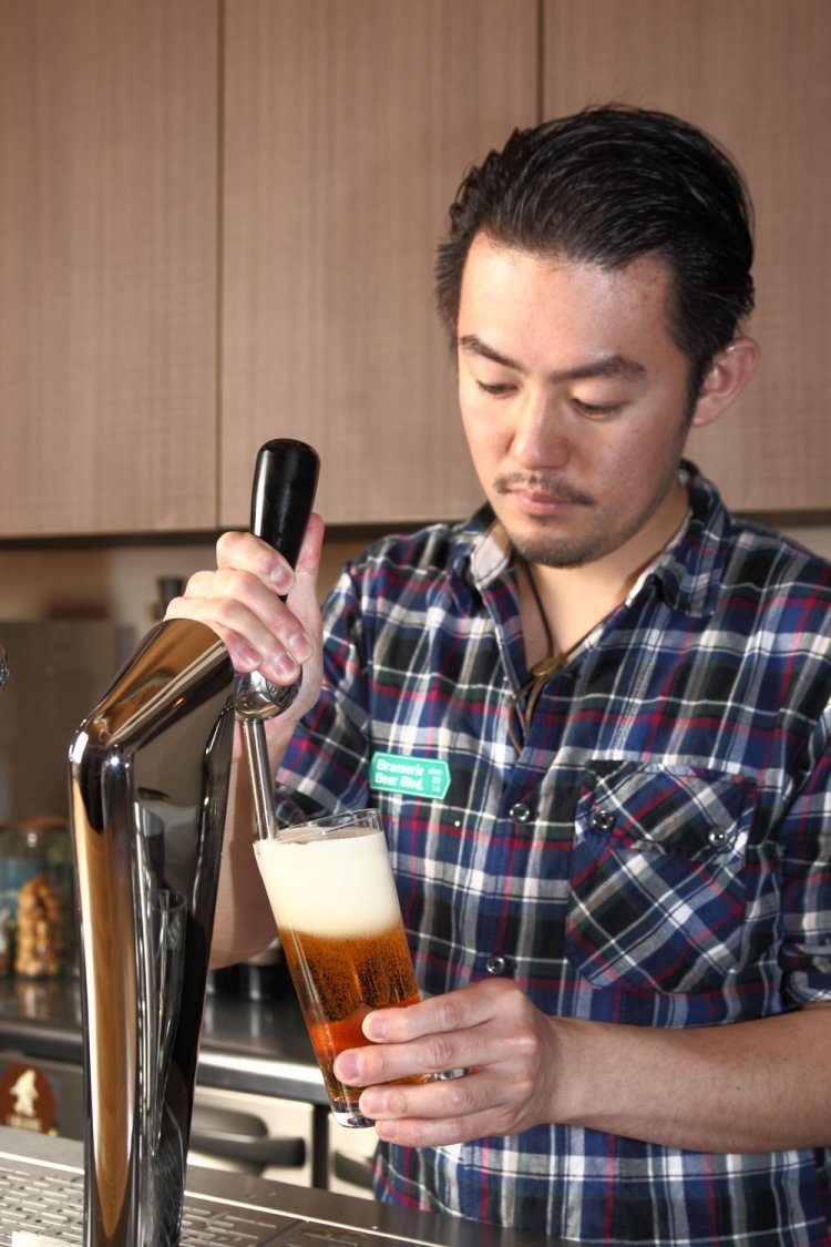 これが“サトウ注ぎ”。ビール液を注ぎながら泡をふくらませるため、泡がふんわり。ビールは麦の甘みとキレが同居する。