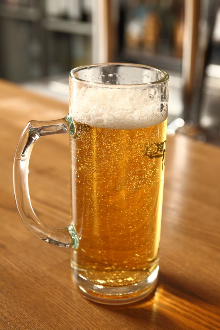 こんな生ビールはNGだ！　ブクブクのカニ泡で、グラス内面に気泡がたくさん付着。時には生臭さもあり、味を台無しに！