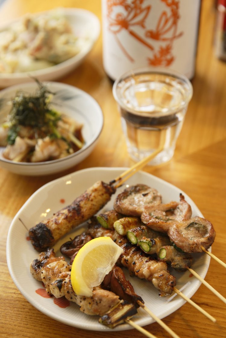 ユズの香り立つつくね（手前皿の奥）176円、とりわさ440円など。当日は秋とんぼ880円など地酒も約10種あり。