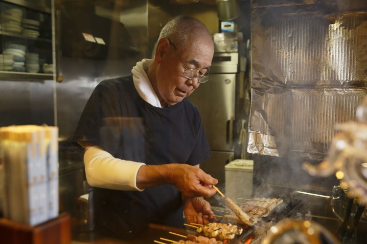店主は午前中から肉をさばき、串を打つ。「屋台時代含めて備長炭だよ」。