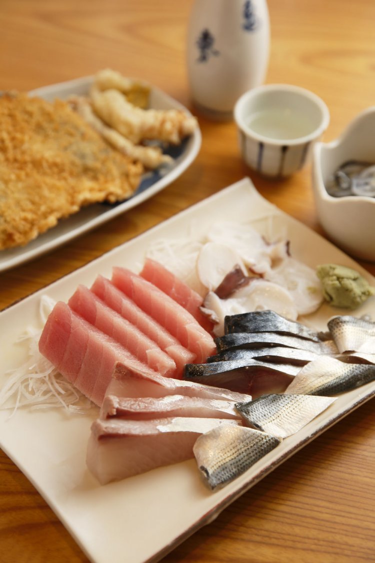 絶妙な酢加減のシメサバなど3～5品つく刺身盛合せ1200円、氷頭450円、アジフライ1枚300円。弘前・六花酒造の白藤330円。