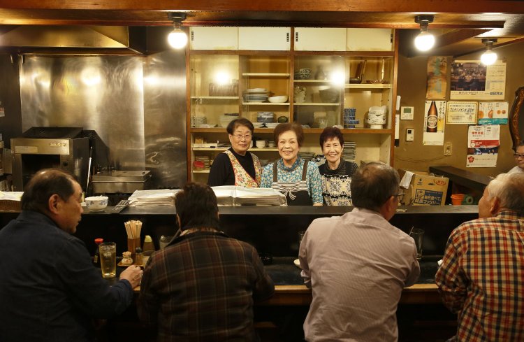 物事をはっきり言うママ（中央）と話したくて通う常連も。「私たち永遠の38歳です！（笑）」。