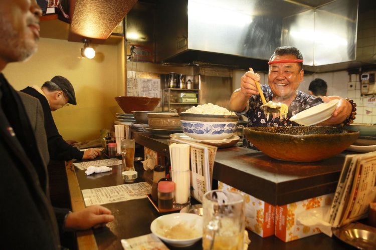 立ち飲み用のカウンター。座り用のテーブル席も用意。「中二以来、髪型はずっとリーゼント！」。