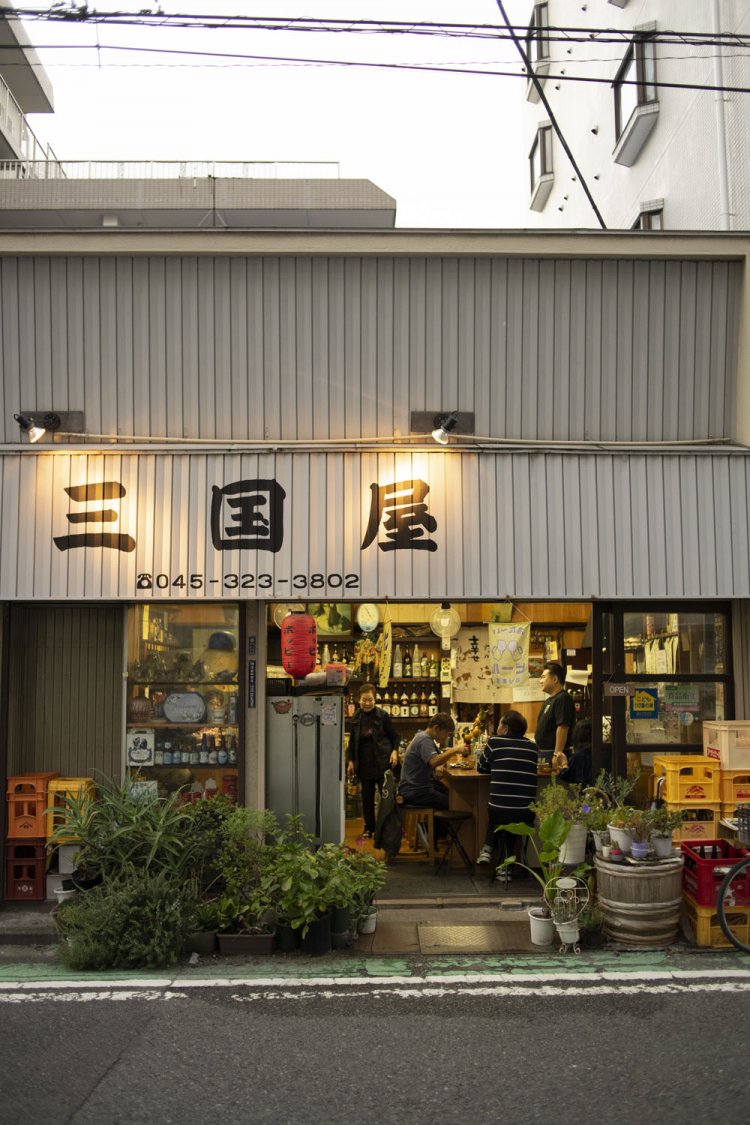 一歩入れば、ズラリと並ぶ酒瓶が壮観。