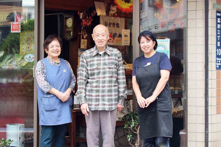 2代目の浅沼寛さん（中央）、妻の倩子さん（左）、3代目の友子さん（右）