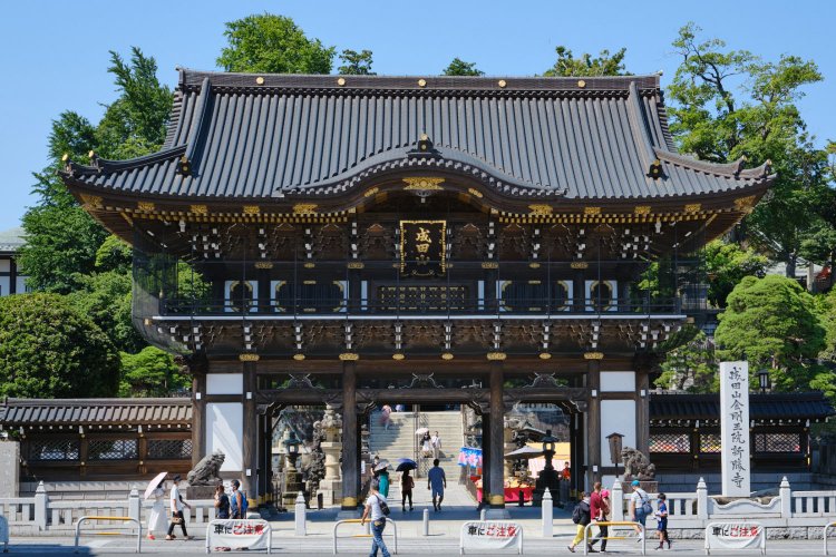 天慶3年（940）開山の真言宗智山派・成田山新勝寺。総門（写真）の左手が表参道だ。