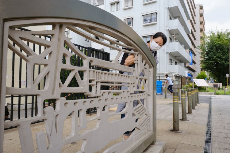 砂町線が通った竪川専用橋は人道橋となり、川も埋め立てられて公園に。1967年当時の風景を描いた、透かしレリーフがある。