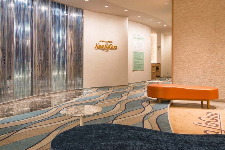 各フロアは水をモチーフにしたデザインが施されている。写真は6階のエントランス部。