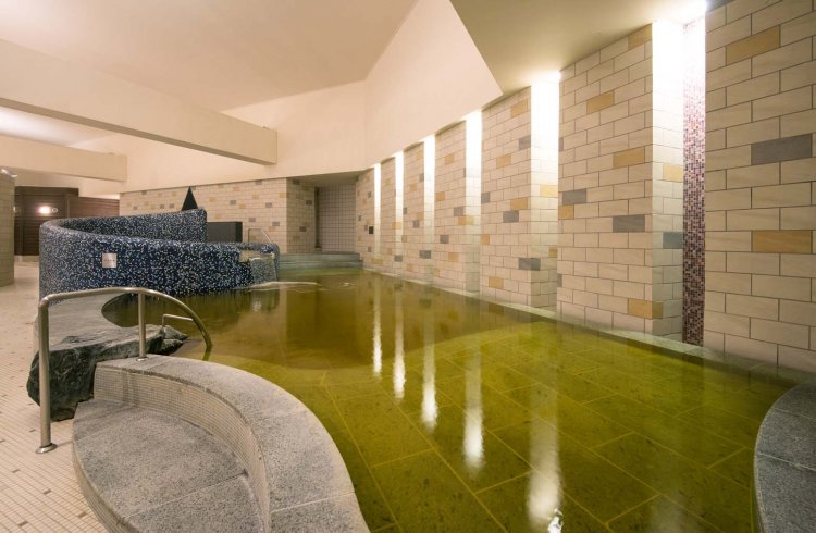 天然温泉で満たされた女湯の大浴槽。