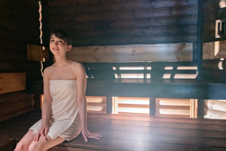 サウナストーンにアロマ水をかけて好みの温度で楽しむフィンランドサウナ ヤルヴィ。