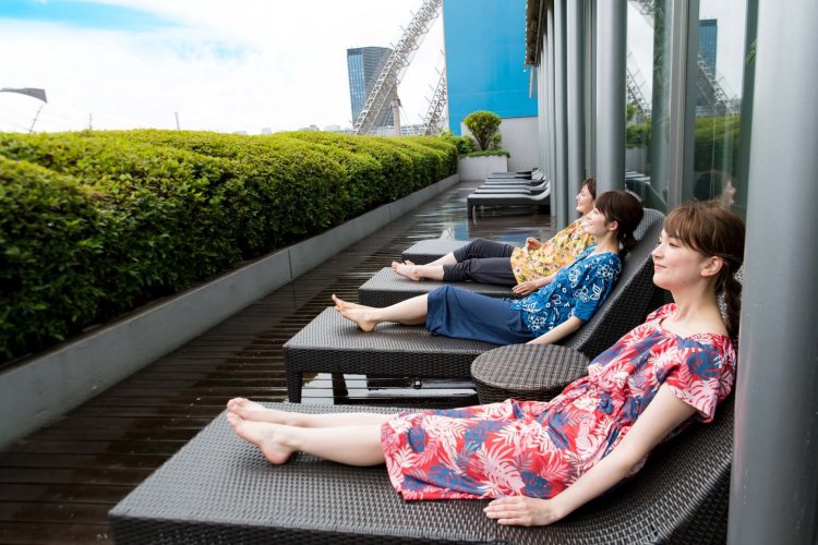 ランデブーデッキはオープンエアなので開放感がある。遊園地の夜景もキレイだ。