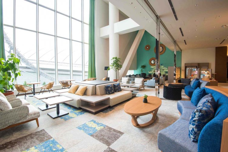 自宅の居間のようにのんびりとくつろげる5階のラクーアリビング。