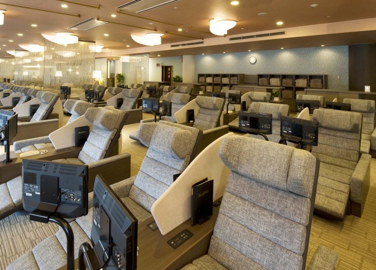 リラックスラウンジでは、各席のモニターでＴＶや雑誌を楽しめ、充電用コンセントやWi-Fiも完備。