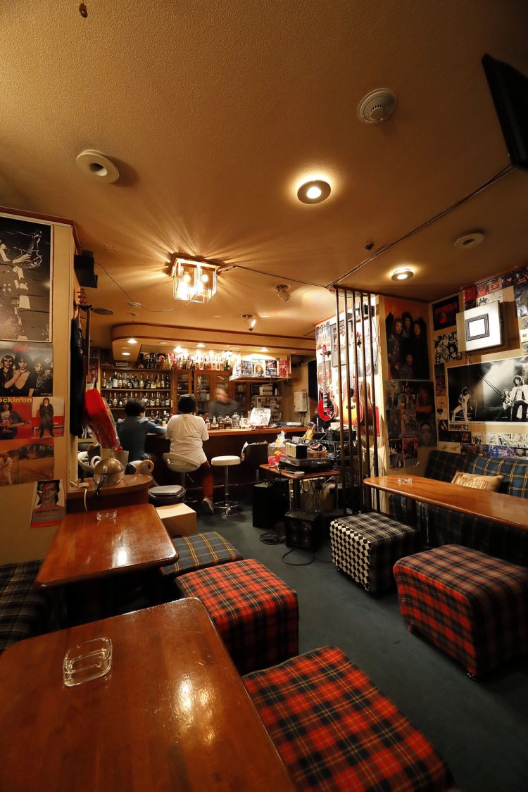 オープンマイクの日にはクイーンの曲も熱唱できる。