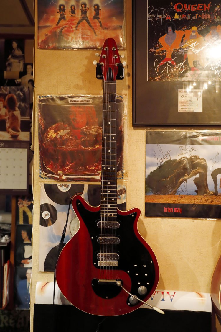 ブライアン・メイ本人のサイン入りのレッドスペシャルがある。