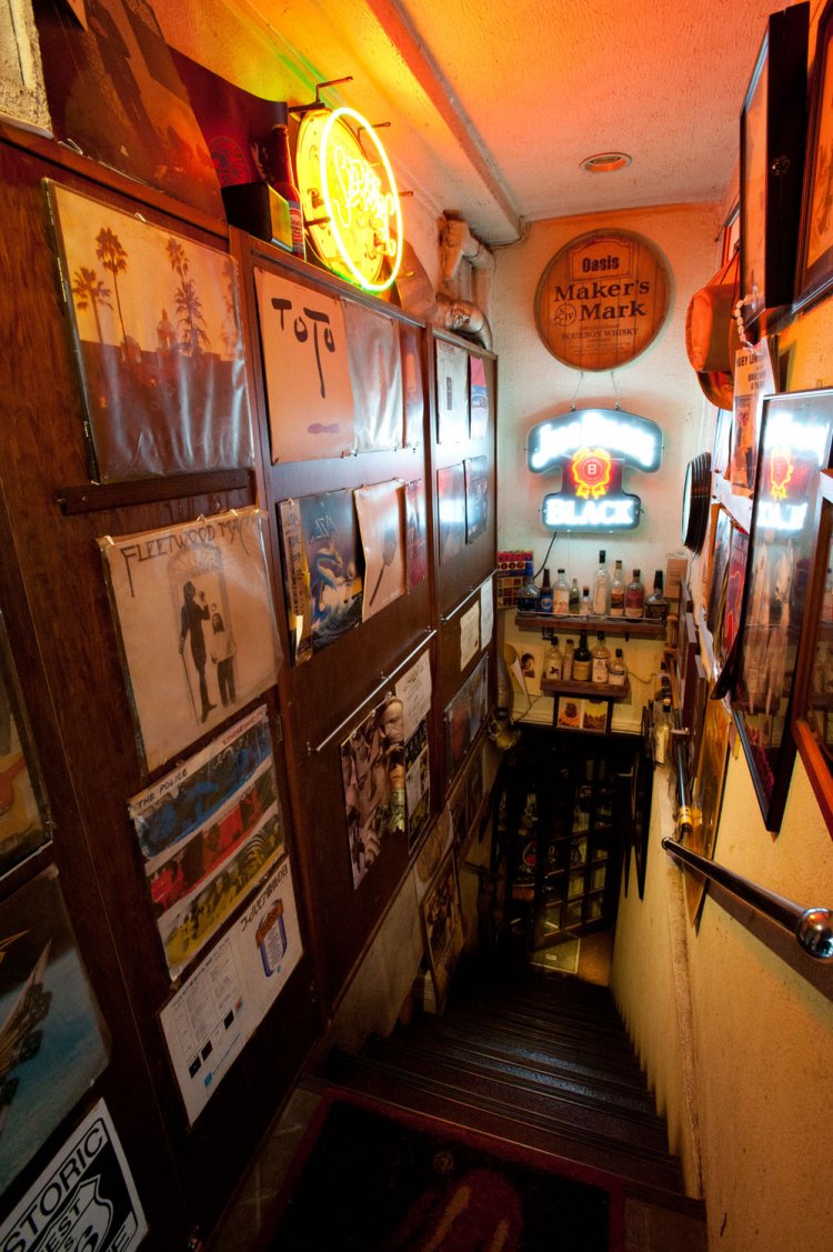 店へと続く階段にも名盤のジャケットがディスプレイされている。「ロックとは日常であり、 水を飲むような関係性」。