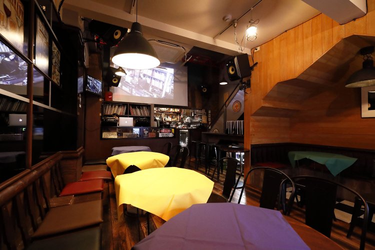 1階にはKRKのスピーカーが6台設置。2階はレコーディング・スタジオにも使うアダムのスピーカーが2台。爆音が楽しめる。「爆音ロックを身体で感じて聴いてほしい」。