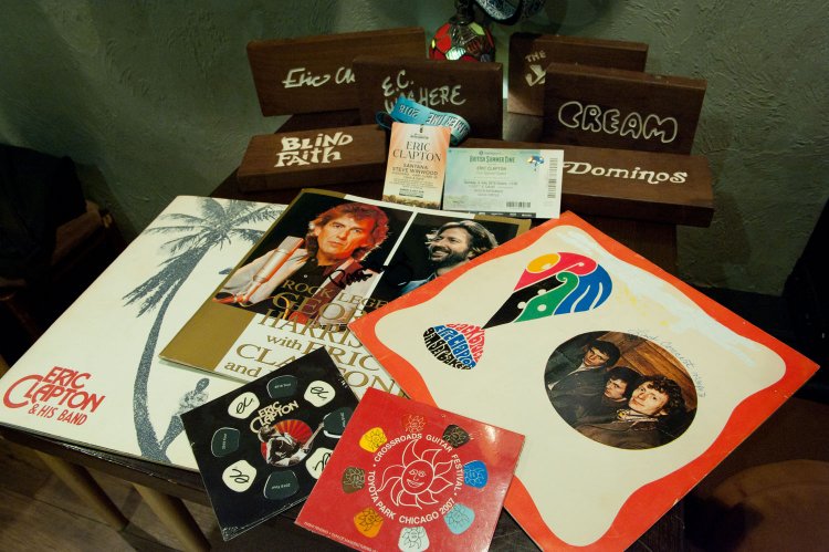 クラプトンのグッズを肴にトークも弾む。