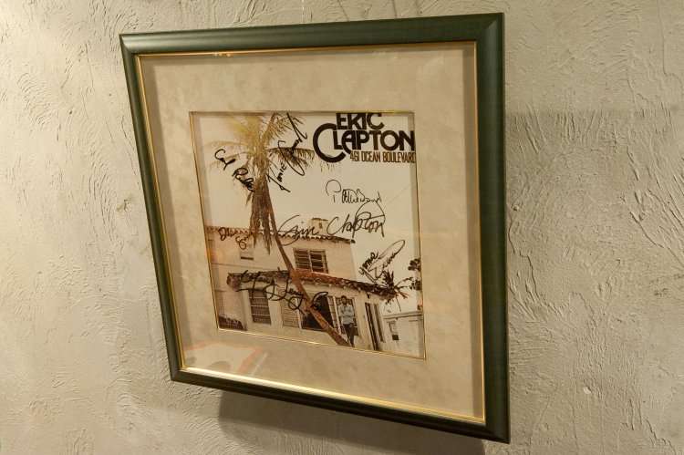 クラプトンのサイン入りの『461オーシャン・ブールヴァード』。「クラプトンの音楽だけでなく人生に惹かれている」。