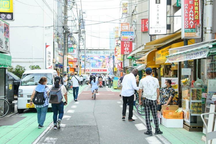 新大久保駅から東はコリアンタウンだが、北と西にはアジアごった煮世界が広がる。