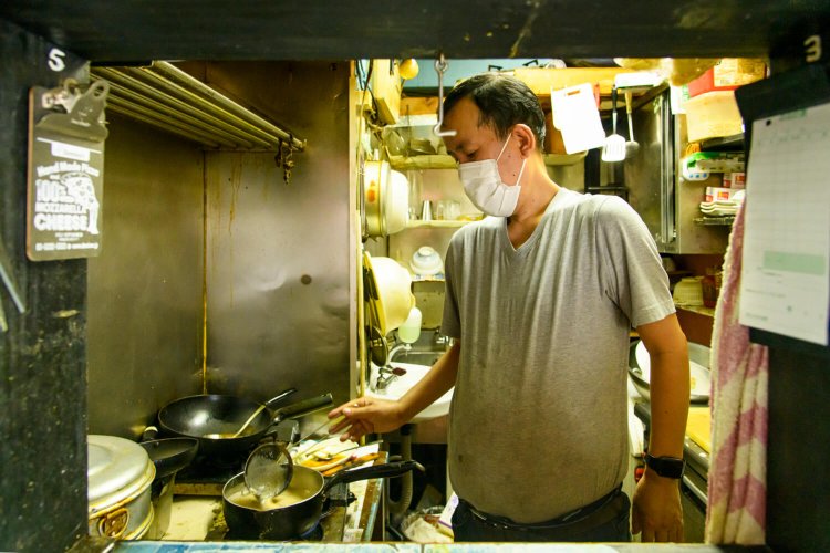 キッチンで腕を振るうシェフ。