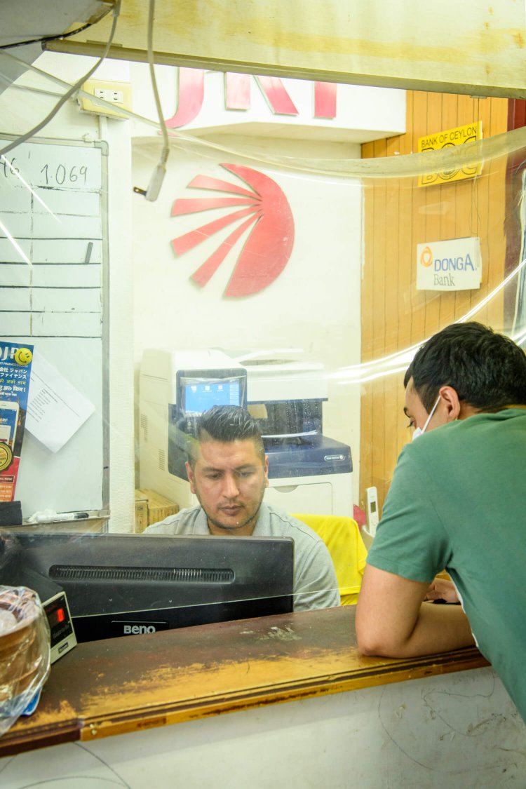 送金ブースまで併設。まさにネパ ール人コミュニティに欠かせない店なのだ。