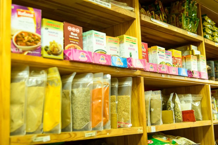 スパイス類がびっしり並ぶ食材コーナー。店の料理もこれらを使う。