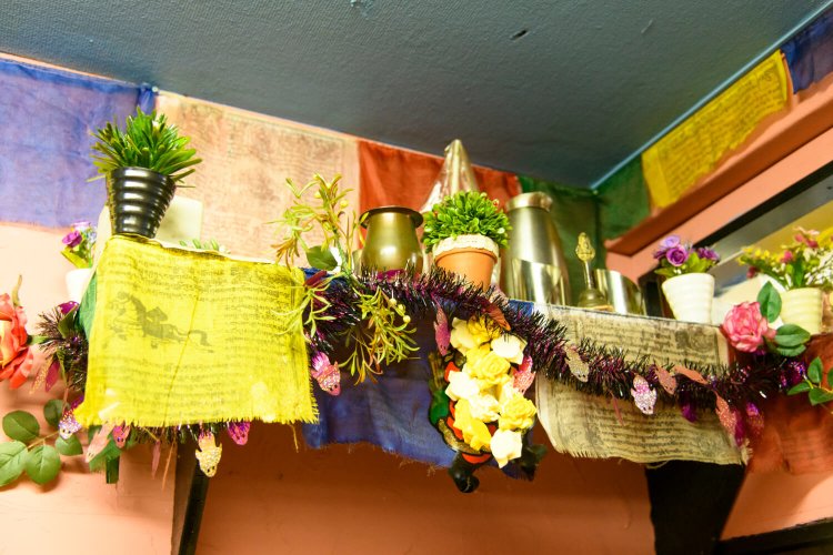 店内を見守るネパールの神。